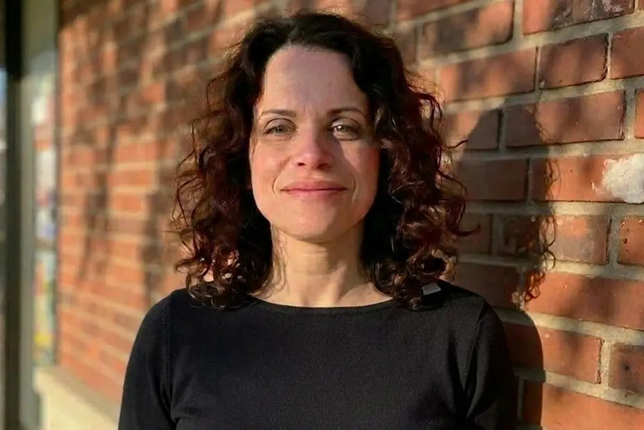 Jen Rozenberg standing against a brick wall outside Jen Rozenberg standing against a brick wall outside
